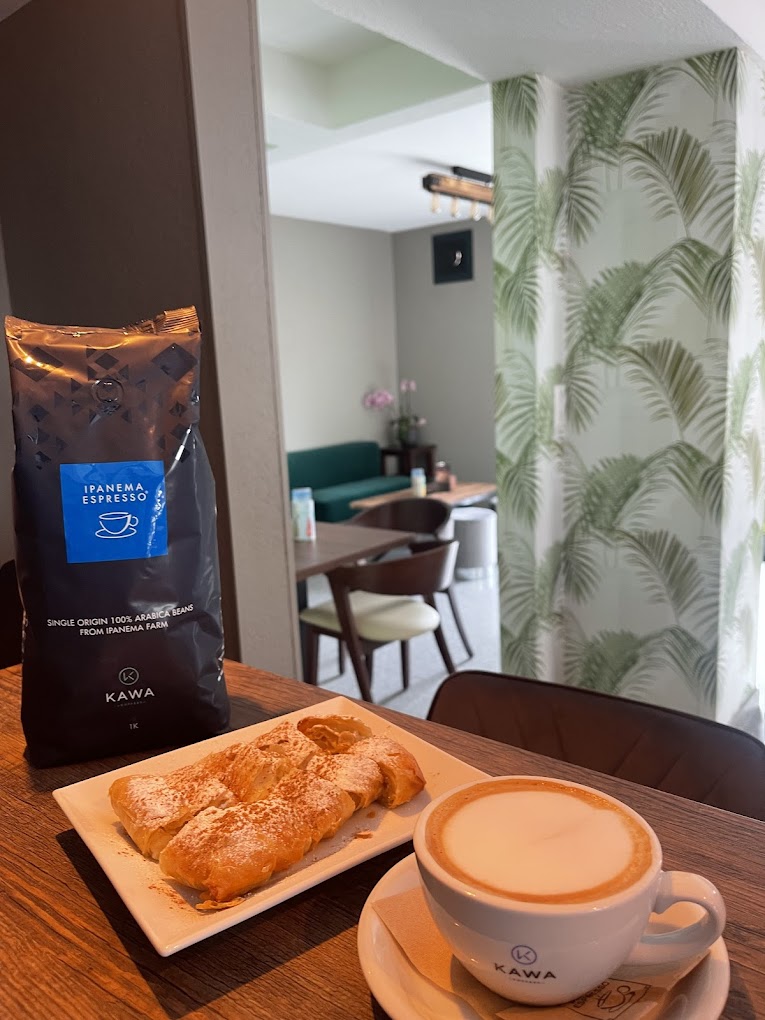 Cappuccino und frisches Gebäck im hellen Liberty Café Bistro