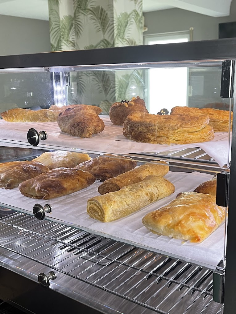 Gebäck-Vitrine im Liberty Café Bistro mit frischen Croissants und Blätterteig